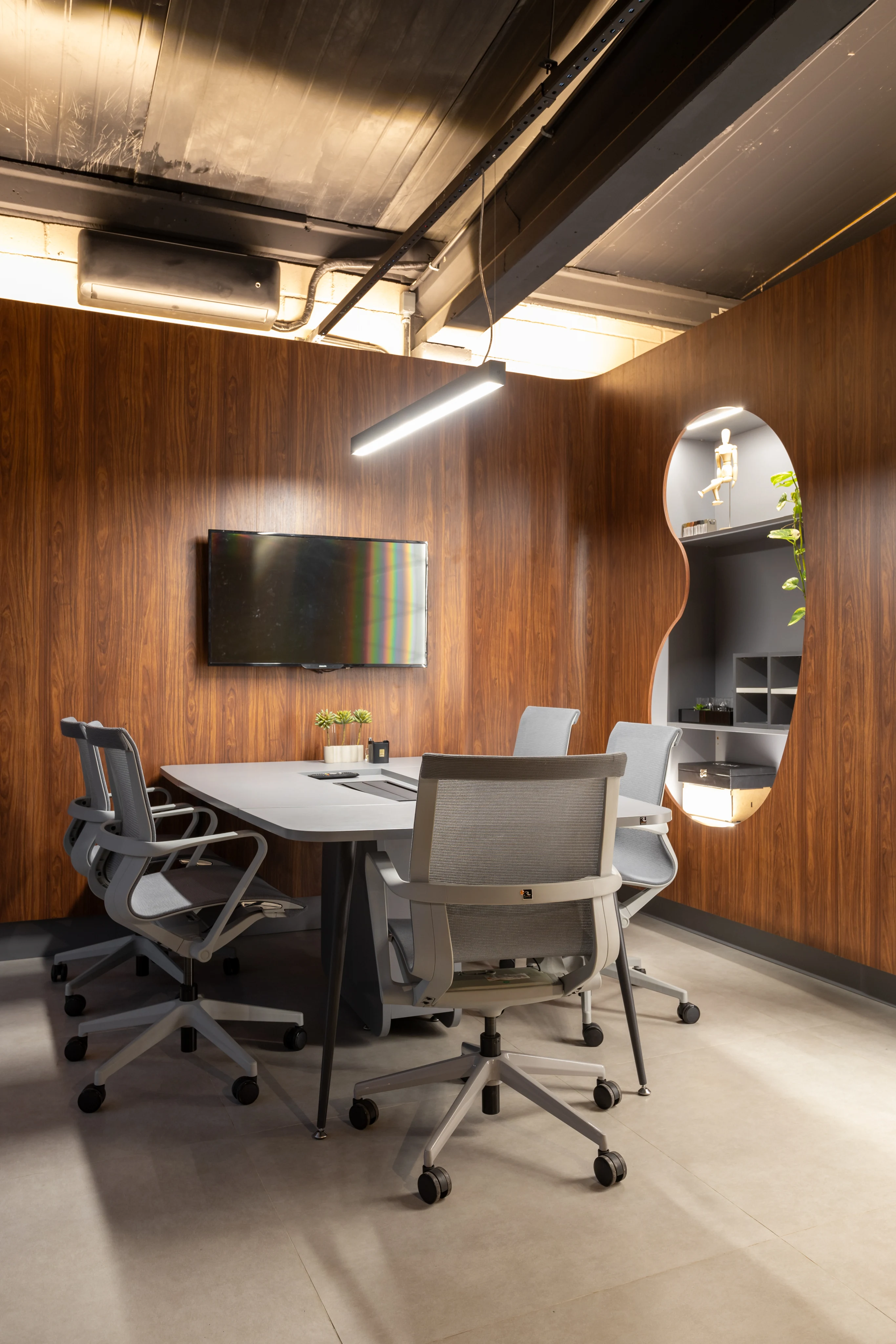 Sala de reunião planejada com foco em ergonomia.
