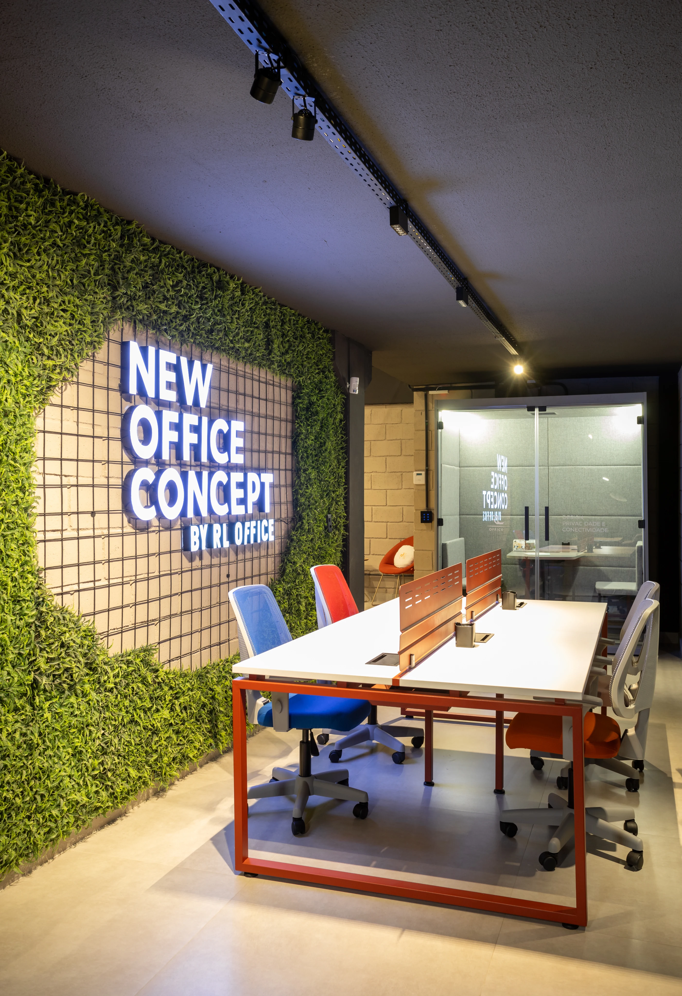 Espaço corporativo com identidade visual aplicada no ambiente.