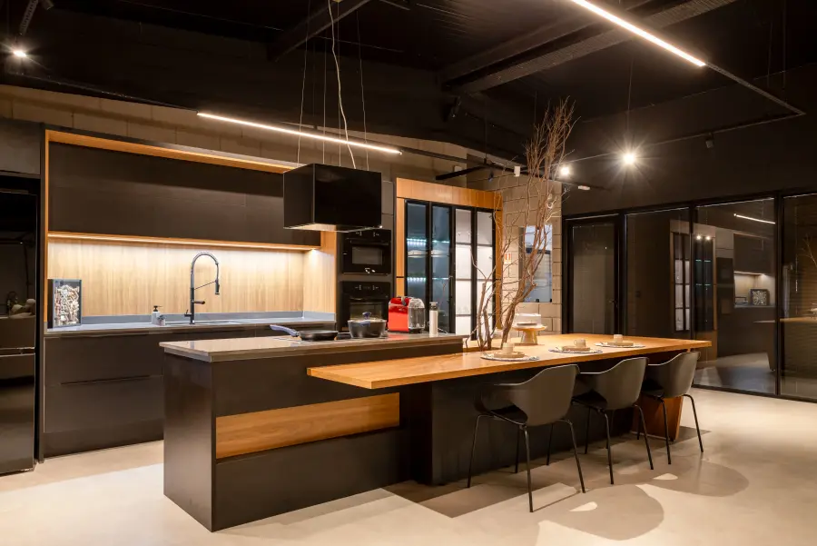 Espaço gourmet corporativo com bancada e iluminação quente.