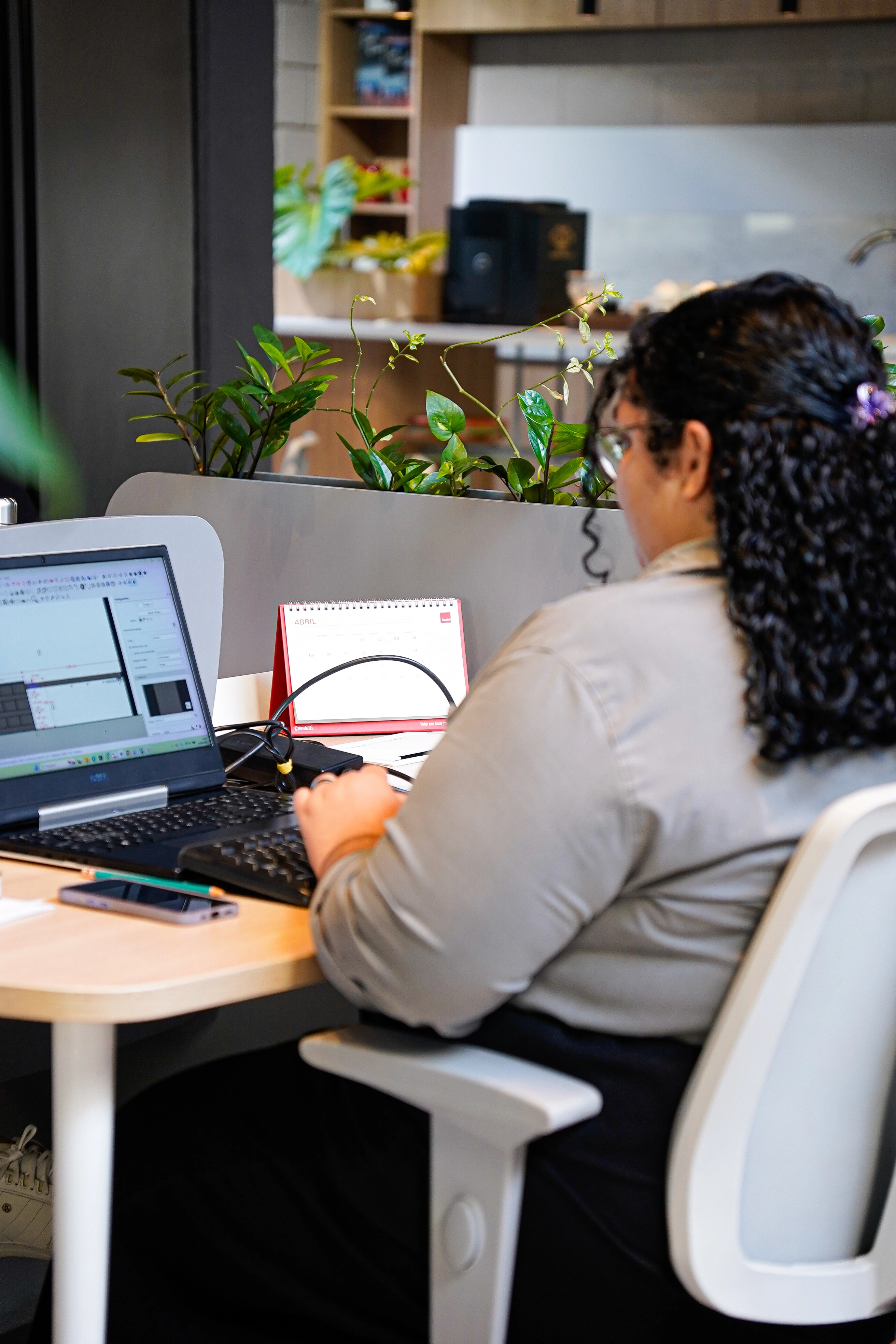 Ambiente corporativo com equipe em ação em área operacional.